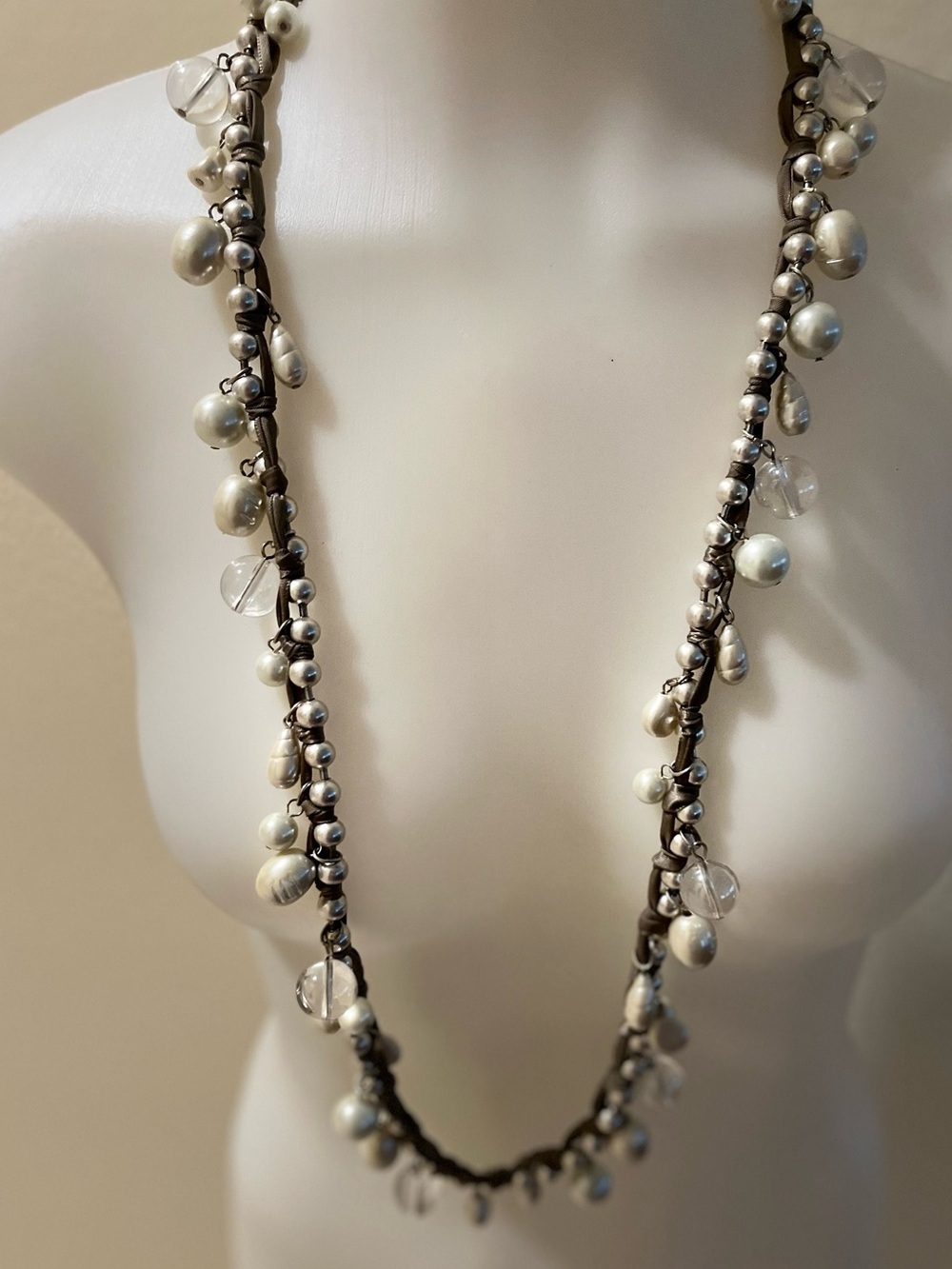 408. CHICO’S SINGLE STRAND PEARL STATEMENT NECKLACE